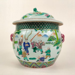 Chinese famille verte lidded jar decorated with playing children // 20th century