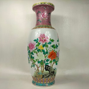 Large Chinese famille rose vase decorated with flowers // Jingdezhen - 20th century