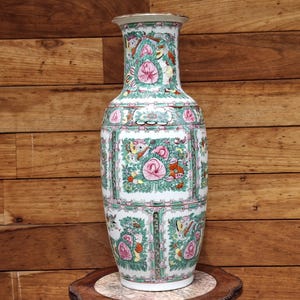 Large Chinese canton rose medallion vase decorated with flowers and birds // Mid 20th century