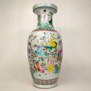 Chinese famille rose vase decorated with immortals // Qianlong mark - 20th century