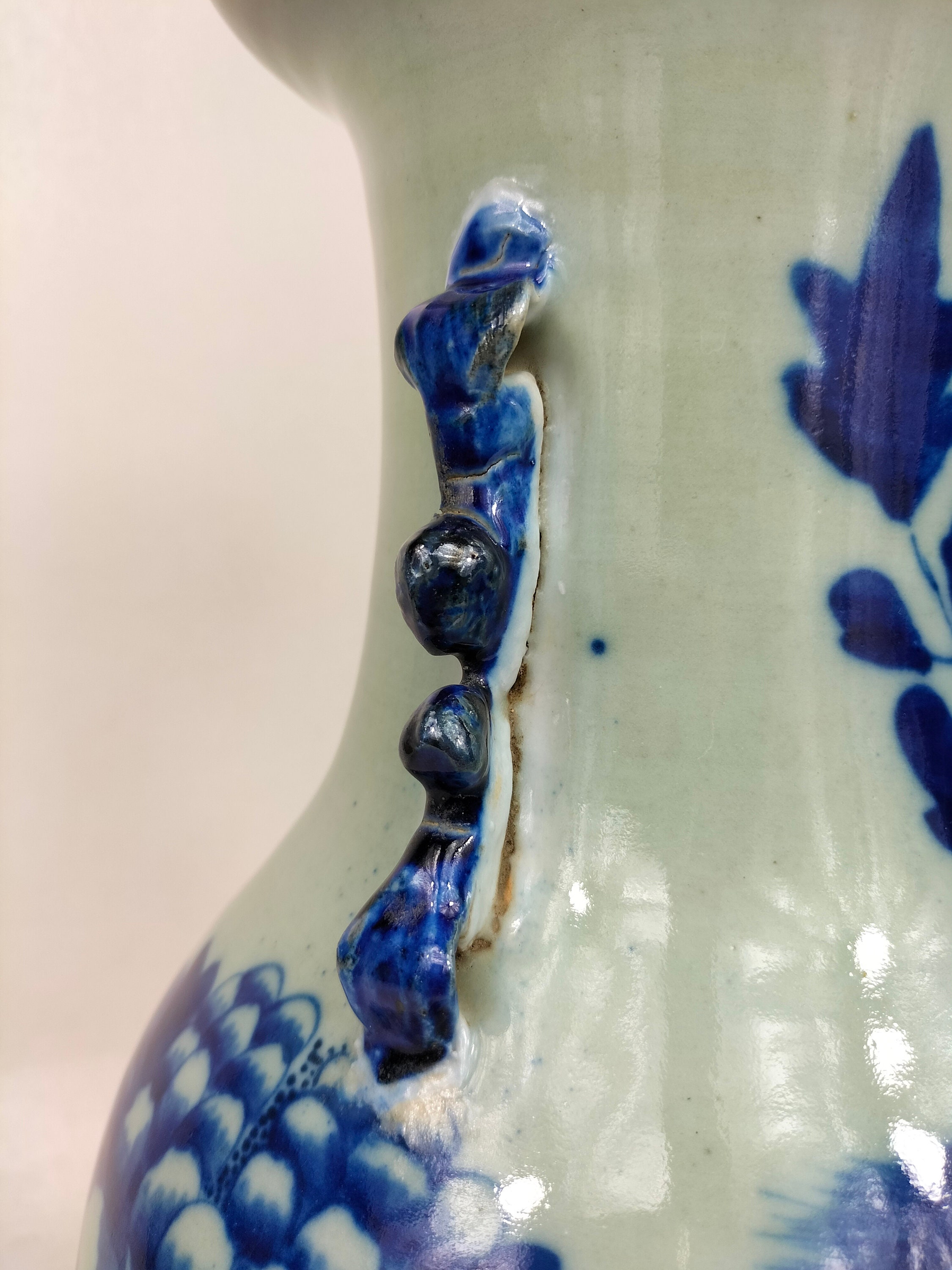 鳥と花が描かれたアンティーク中国青磁の花瓶 // 清朝 - 19 世紀