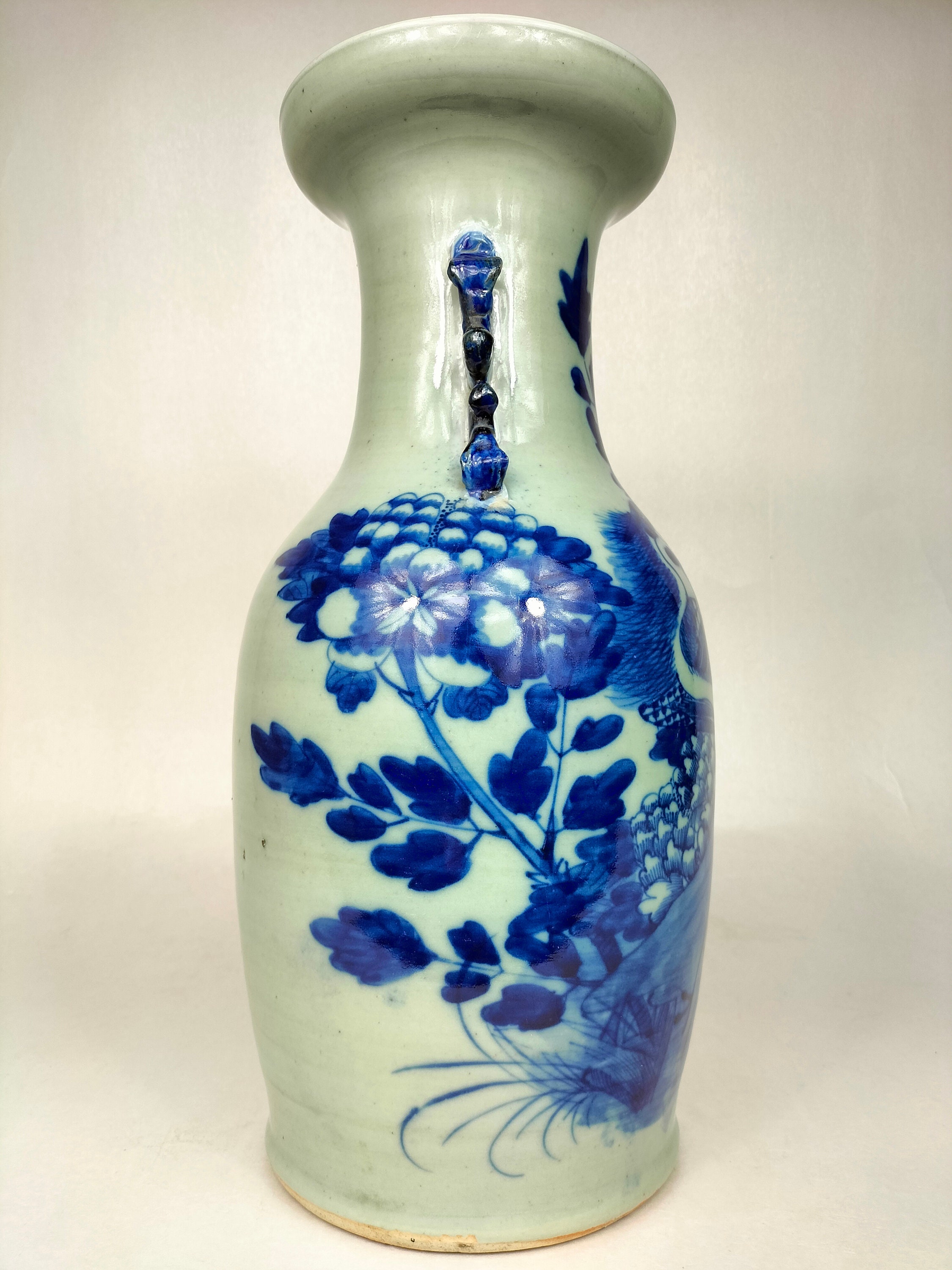 鳥と花が描かれたアンティーク中国青磁の花瓶 // 清朝 - 19 世紀