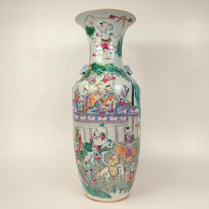Große chinesische Famille-Rose-Vase mit Kaiser und Göttern // Mitte des 20. Jahrhunderts