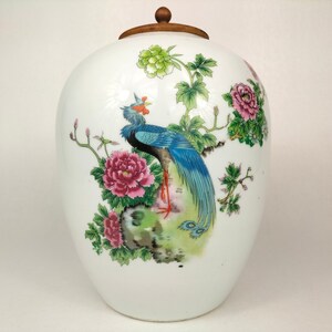 Antique Chinese ginger jar decorated with flowers and bird // Republic Period (1912-1949)