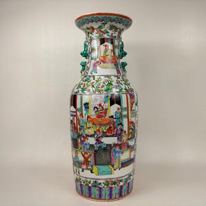 Large Chinese famille rose vase decorated with an Imperial scene // 20th century