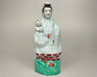 Antigua estatua china de porcelana de Quanyin con niño // Período de la República (1912-1949)