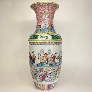 Large Chinese XL famille rose vase decorated with an Imperial scene // Mid 20th century