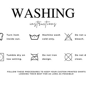 Op de afbeelding: Witte afbeelding met zwarte tekst en wasvoorschriften voor op maat bedrukte shirts. Bevat symbolen voor binnenstebuiten keren, machinewas koud, geen bleekmiddel, drogen in de droger op lage stand, niet strijken en niet chemisch reinigen.
