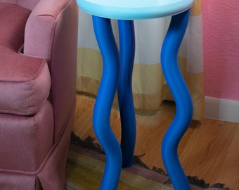 Mesa auxiliar de gelatina - Azul ondulado, posmoderno, funky, con acabado de gelatina retro - Decoración del hogar, divertida, colorida, dopamina, mesita de noche, muebles maximalistas