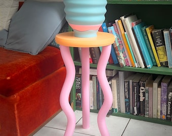 Mesa auxiliar de gelatina - Melocotón rosa ondulado, estilo posmoderno, funky, con extremos de gelatina retro - Decoración del hogar, mesita de noche colorida y divertida, muebles maximalistas