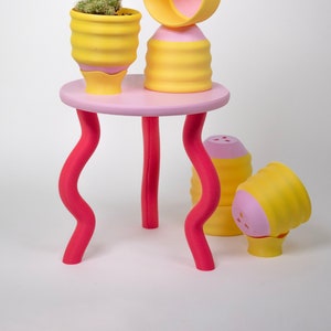 Soporte para plantas pequeño en rojo y rosa: soporte de exhibición ondulado maximalista de 8" - Decoración estética para el hogar
