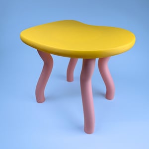 Rosa/Gult inomhusväxtställ - Rolig 3D-utskriven postmodern eklektisk dopamindekor - Maximalistisk, funky, excentrisk, udda, år 2000-inspirerad inomhusdekoration