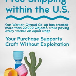 Puede incluir: Un conjunto de cuatro macetas de cer&aacute;mica hechas a mano de colores, que incluyen una maceta azul claro, rosa, amarilla y verde. Las macetas est&aacute;n dispuestas sobre una superficie blanca. El texto "Free Shipping within the U.S." y "Your Purchase Supports Craft Without Exploitation" es visible en el fondo.