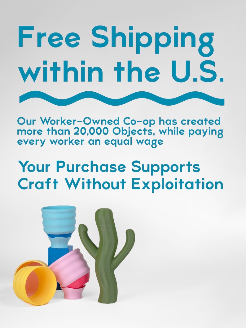 Puede incluir: Un conjunto de cuatro macetas de cer&aacute;mica hechas a mano de colores, que incluyen una maceta azul claro, rosa, amarilla y verde. Las macetas est&aacute;n dispuestas sobre una superficie blanca. El texto "Free Shipping within the U.S." y "Your Purchase Supports Craft Without Exploitation" es visible en el fondo.