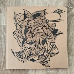 Quaderno in carta kraft decorato a mano – Illustrazione unica di zentangle nero – Quaderno artistico / quaderno / diario