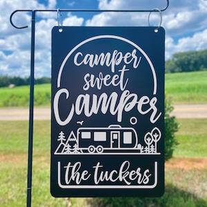 パーソナライズされたキャンピングカー用スイートキャンピングカーサイン | カスタムアルミキャンプサイトマーカー | アウトドアキャンプ用デコレーション | RVサイン | 18x10 | 防水彫刻入り
