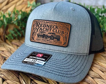 Czapka Redneck Yacht Club | Spersonalizowana czapka trucker Chapter | Zabawny prezent Lake Life | Czapka holownicza | Grawerowana naszywka | Czapka Richardson 112
