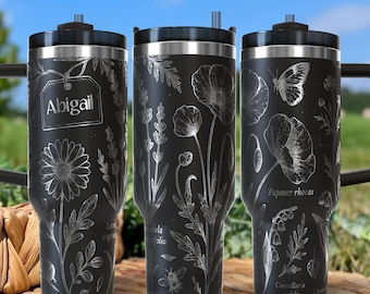 Gepersonaliseerde beker met botanische schetsen van 40 oz | Op maat gegraveerde omslagbeker met bloemen | Cadeau tuinliefhebber met wilde bloemen, kruiden en vlinders