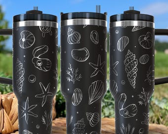 Gepersonaliseerde strandbeker van 40 oz | Op maat gegraveerde kustbeker met zeesterren en schelpen | Oceaancadeau, zomerse sfeer, beker voor strandliefhebbers