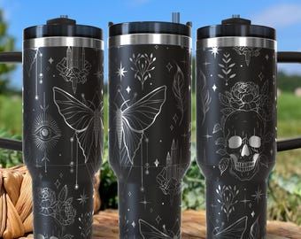 Gepersonaliseerde 40oz Witchy-beker met schedels en kristallen | Op maat gegraveerde hemelse gotische beker | Donker vrouwelijk esthetisch cadeau voor haar