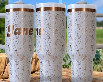 Gepersonaliseerde bloemenbeker met skelet van 40 oz | Gegraveerde Halloween-beker met handvat en rietje | Gotisch herfstcadeau | Op maat gemaakte geïsoleerde drinkgerei
