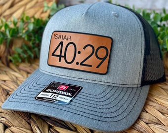 Gorra personalizada con versículo bíblico / Gorra de camionero con parche de cuero grabado / Gorra Christian Richardson 112 / Regalo de fe personalizado para él