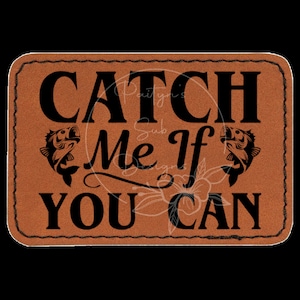 Könnte beinhalten: Brauner Leder-Patch mit schwarzen Nähten und dem Text "Catch Me If You Can" mit zwei schwarzen Fischsilhouetten auf jeder Seite des Textes.