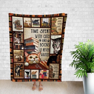 Op de afbeelding: Een bruin en beige deken met een collage van afbeeldingen van katten en boeken. De tekst "Time Spent With Cats and Books Is Never Wasted" is in het midden van de deken gedrukt.