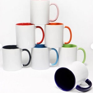 Puede incluir: Un conjunto de ocho tazas de cer&aacute;mica blanca con bordes y asas de colores. Las tazas est&aacute;n dispuestas en forma de pir&aacute;mide. La taza superior tiene un borde y un asa de color rosa, la siguiente taza tiene un borde y un asa de color naranja, la siguiente taza tiene un borde y un asa de color rojo, la siguiente taza tiene un borde y un asa de color azul, la siguiente taza tiene un borde y un asa de color verde, y la taza inferior tiene un borde y un asa de color azul.