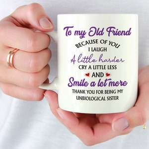 Puede incluir: Taza de cer&aacute;mica blanca con texto morado que dice "To my Old Friend Because of you I laugh a little harder cry a little less and smile a lot more Thank you for being my unbiological sister."