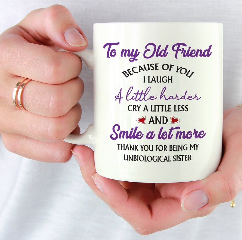 Puede incluir: Taza de cer&aacute;mica blanca con texto morado que dice "To my Old Friend Because of you I laugh a little harder cry a little less and smile a lot more Thank you for being my unbiological sister."