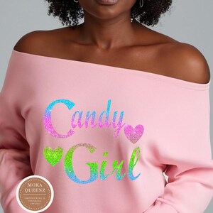 Candy Girl Off-Shoulder Slouchy Shirt, Trendy Feminine Graphic Top Roze