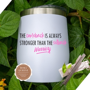 Puede incluir: Vaso aislado blanco con borde dorado, con el texto "The comeback is always stronger than the setback Warriors" en negro y rosa. Incluye pajitas de acero inoxidable y una bolsa de transporte. El vaso tiene el logo "Moka Queenz".
