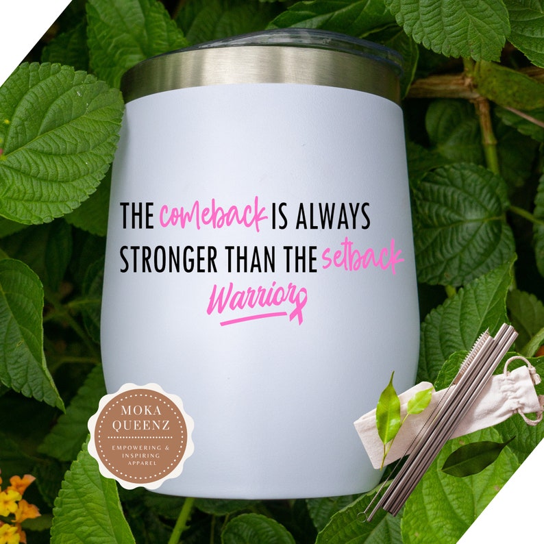 Puede incluir: Vaso aislado blanco con borde dorado, con el texto "The comeback is always stronger than the setback Warriors" en negro y rosa. Incluye pajitas de acero inoxidable y una bolsa de transporte. El vaso tiene el logo "Moka Queenz".