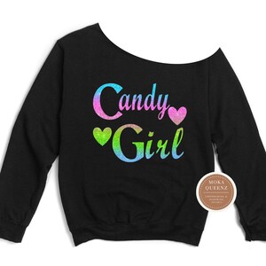 Candy Girl Off-Shoulder Slouchy Shirt, Trendy Feminine Graphic Top afbeelding 7