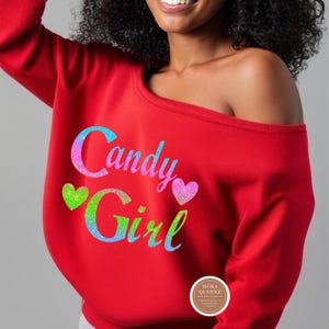 Candy Girl Off-Shoulder Slouchy Shirt, Trendy Feminine Graphic Top Rood