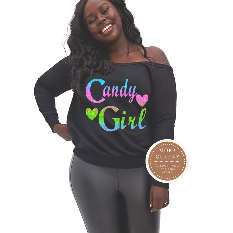 Candy Girl Off-Shoulder Slouchy Shirt, Trendy Feminine Graphic Top afbeelding 9