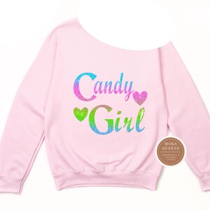 Candy Girl Off-Shoulder Slouchy Shirt, Trendy Feminine Graphic Top afbeelding 5