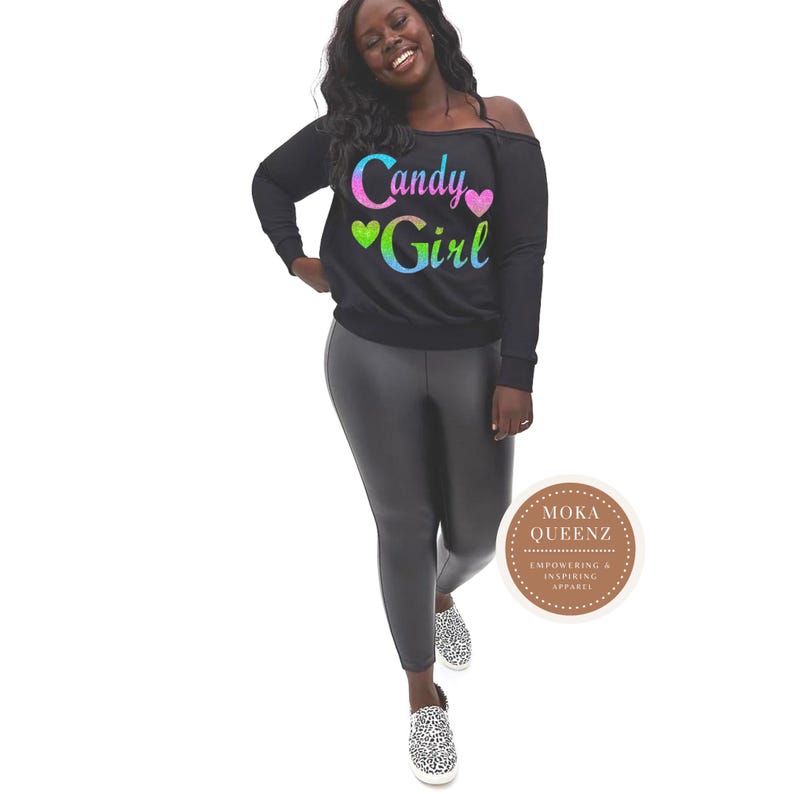 Candy Girl Off-Shoulder Slouchy Shirt, Trendy Feminine Graphic Top Zwart
