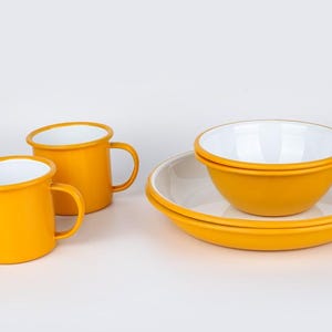 Set da pranzo in smalto giallo Campfire / Lost & Found Cornwall, 6 pezzi