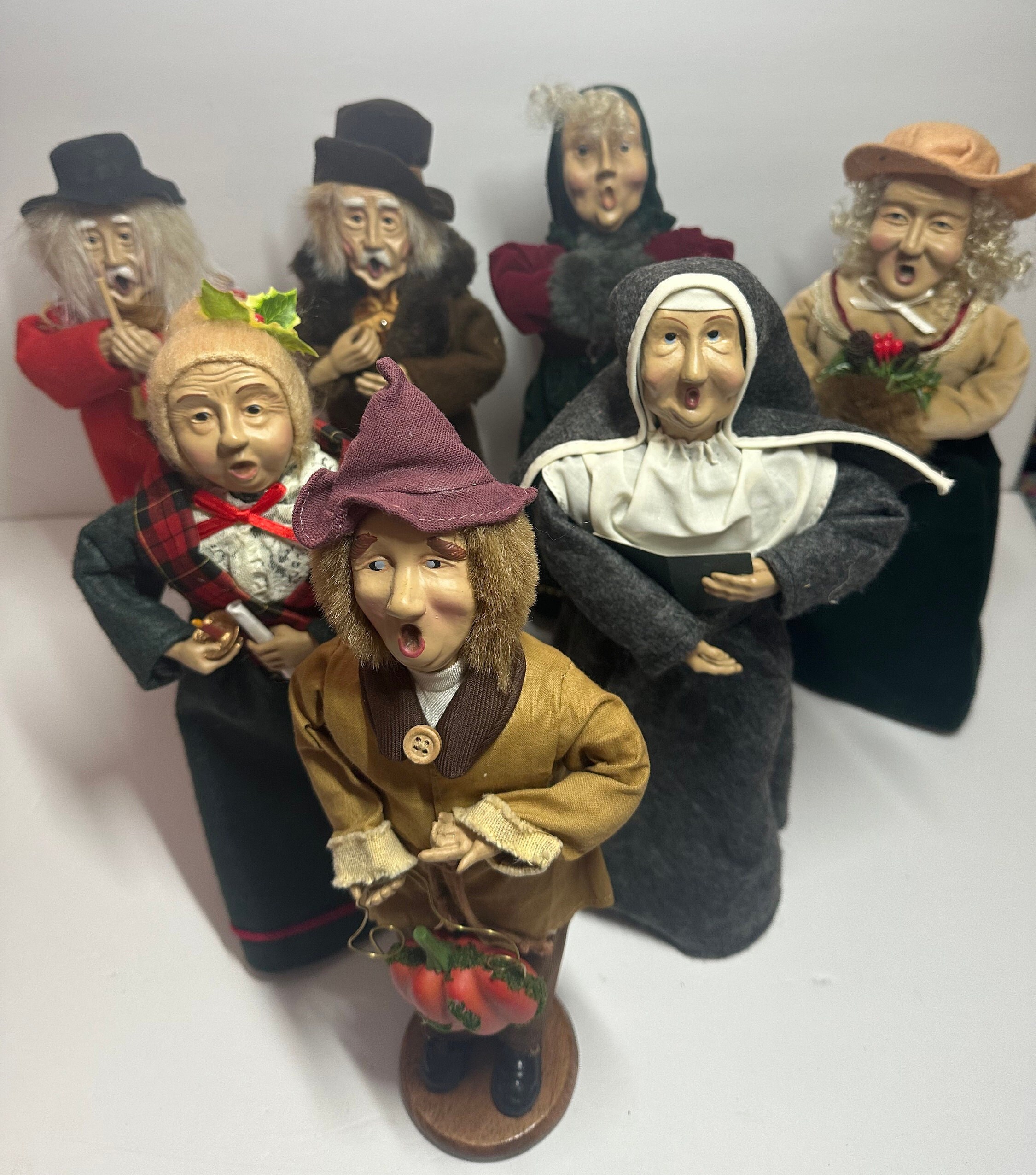 Vintage Caroler Figurines - 64lt8wu