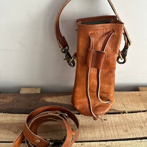 Wiederverwendbarer Flaschenträger aus Leder, unisex, stilvoll, praktisch, abnehmbarer Crossbody-Riemen, Flaschenhalter mit Tragegriff, personalisieren Sie es 2 Crossbody Strap