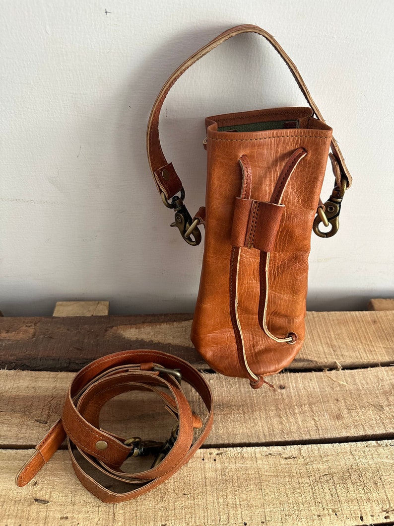 Wiederverwendbarer Flaschenträger aus Leder, unisex, stilvoll, praktisch, abnehmbarer Crossbody-Riemen, Flaschenhalter mit Tragegriff, personalisieren Sie es 2 Crossbody Strap