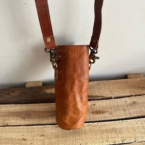 Wiederverwendbarer Flaschenträger aus Leder, unisex, stilvoll, praktisch, abnehmbarer Crossbody-Riemen, Flaschenhalter mit Tragegriff, personalisieren Sie es Bild 6