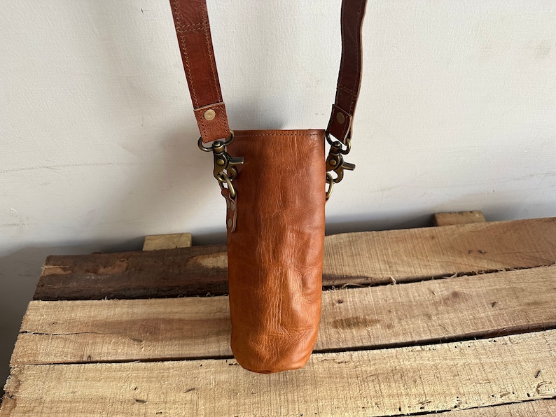 Wiederverwendbarer Flaschenträger aus Leder, unisex, stilvoll, praktisch, abnehmbarer Crossbody-Riemen, Flaschenhalter mit Tragegriff, personalisieren Sie es Bild 6