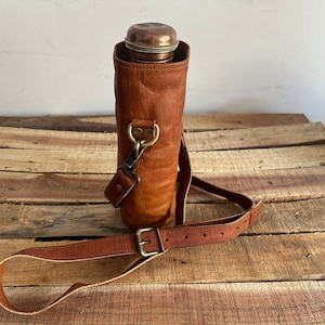 Wiederverwendbarer Flaschenträger aus Leder, unisex, stilvoll, praktisch, abnehmbarer Crossbody-Riemen, Flaschenhalter mit Tragegriff, personalisieren Sie es 1 Crossbody Strap