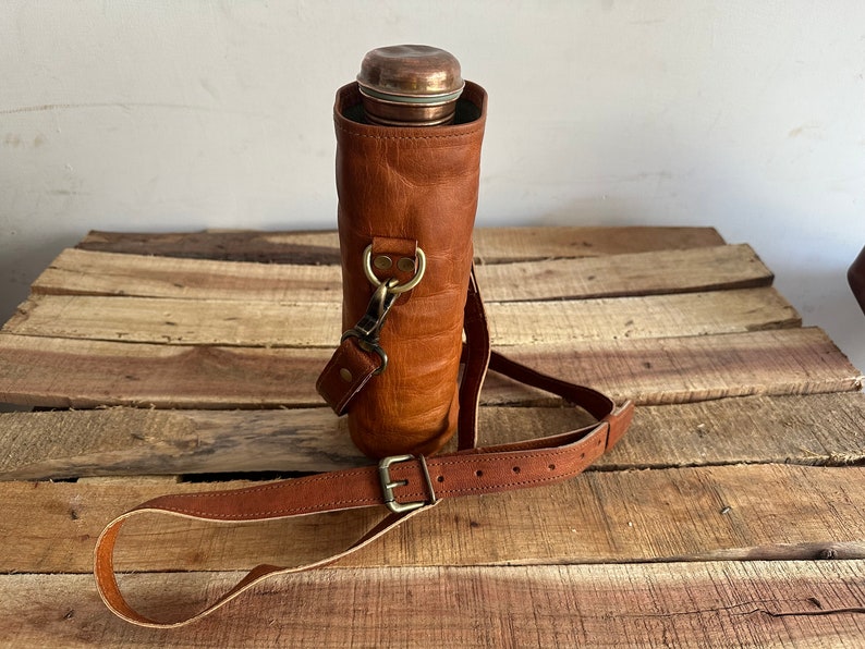 Wiederverwendbarer Flaschenträger aus Leder, unisex, stilvoll, praktisch, abnehmbarer Crossbody-Riemen, Flaschenhalter mit Tragegriff, personalisieren Sie es 1 Crossbody Strap