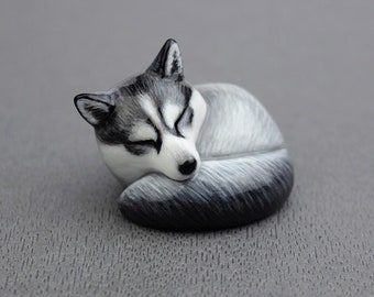 Husky durmiendo - figura de animal hecha a mano