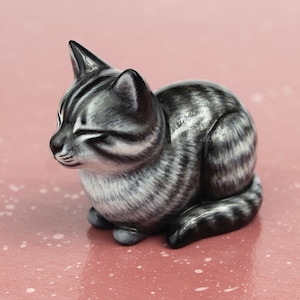 Schlafende grau getigerte Katze - handgemachte Tierfigur