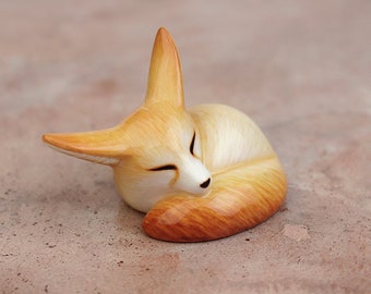 Volpe fennec addormentata - statuina di animale fatta a mano
